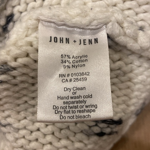 Beautiful white and black knit sweater, size small - Picture 4 of 5